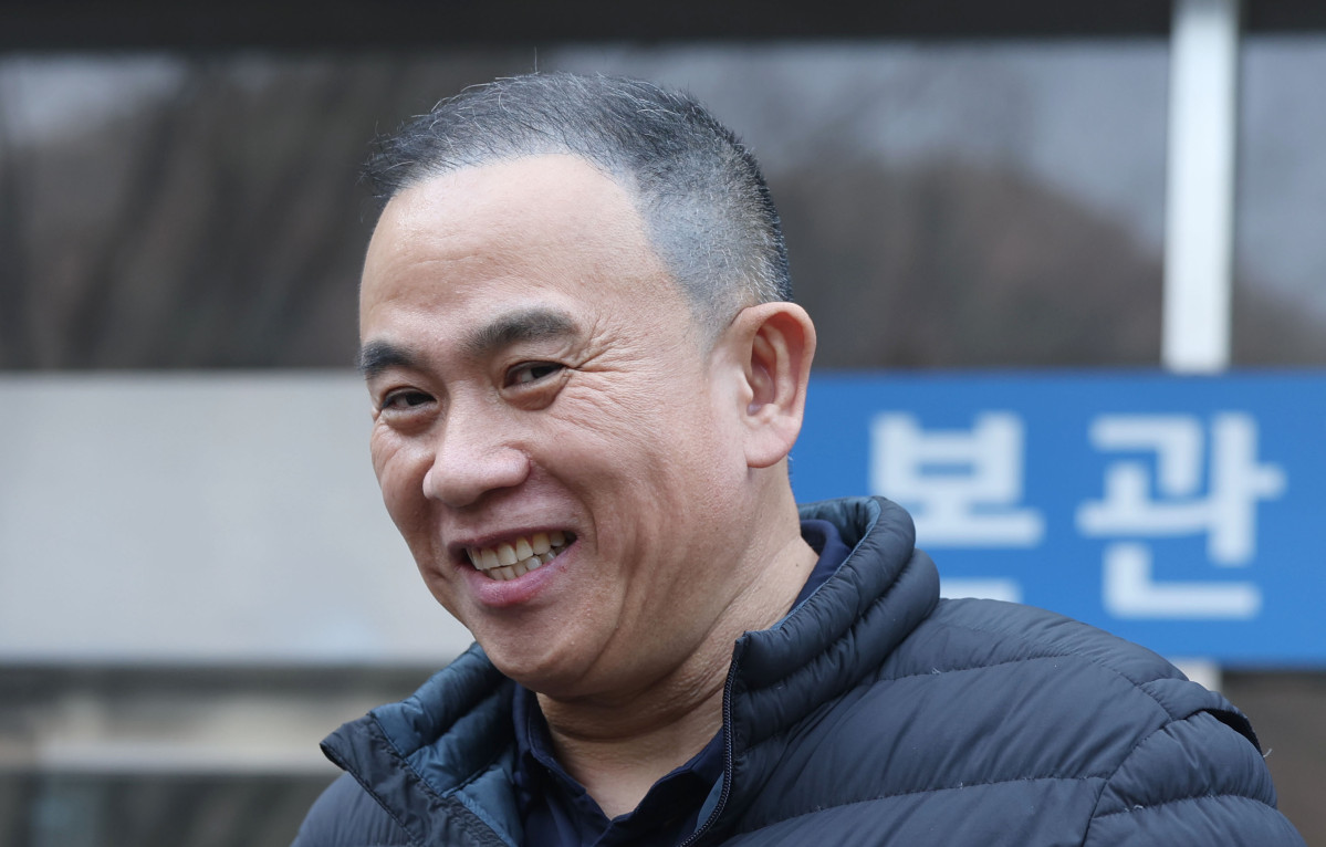 ▲정치자금법 위반 혐의로 기소된 정치 브로커 명태균 씨가 5일 오후 경남 창원시 성산구 창원지법에서 열린 1심 재판에서 무죄 선고를 받은 후 취재진 질문에 답하고 있다. (연합뉴스)