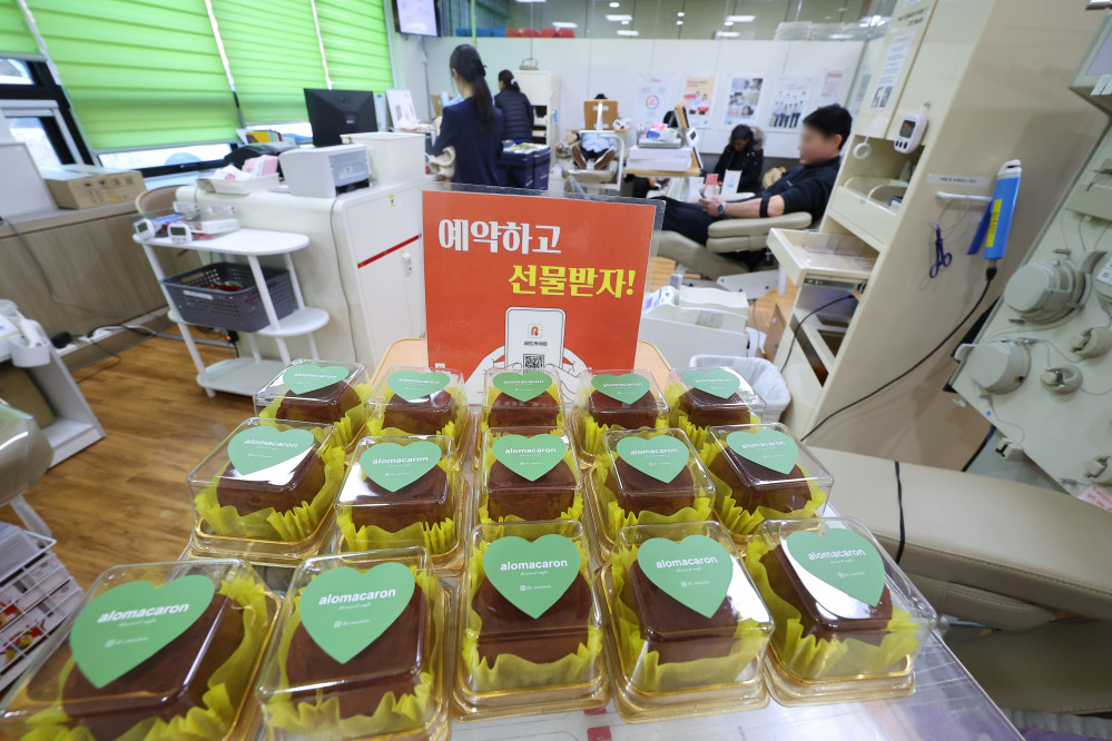▲지난달 20일 인천 연수구 대한적십자사 인천지사 헌혈의 집 연수센터에서 시민들이 헌혈하고 있다. 최근 겨울철 혈액 부족으로 실시하고 있는 '두쫀쿠(두바이 쫀득 쿠키)' 증정 이벤트가 화제를 모으고 있다.  (연합뉴스)