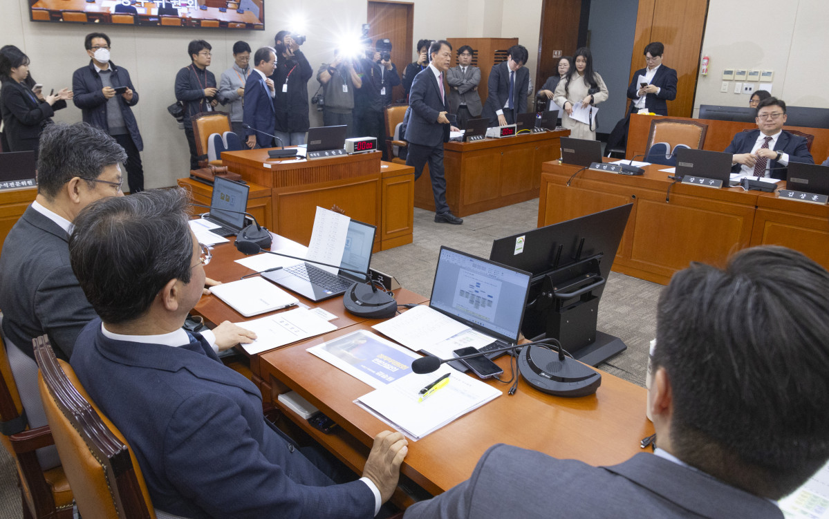 ▲5일 국회에서 열린 정무위원회 전체 회의에서 윤한홍 위원장이 더불어민주당 등 범여권 의원들과 2025년도 정무위 소관 국정감사 증인 고발에 대해 설전을 벌이다 정회를 선포한 뒤 회의장을 떠나고 있다. (사진=연합뉴스)