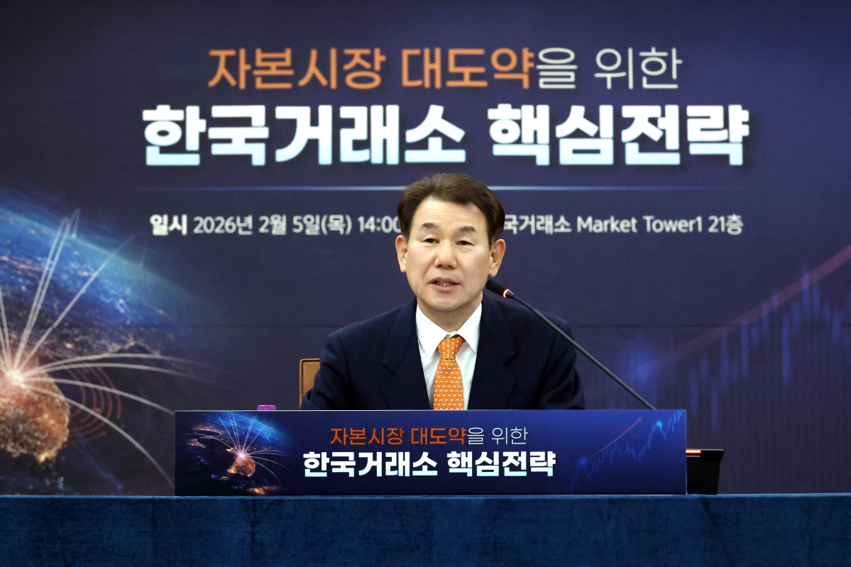 ▲5일 한국거래소에서 열린 신년 기자간담회에서 정은보 한국거래소 이사장이 기자단 질문에 답하고 있다.  (사진제공=한국거래소)