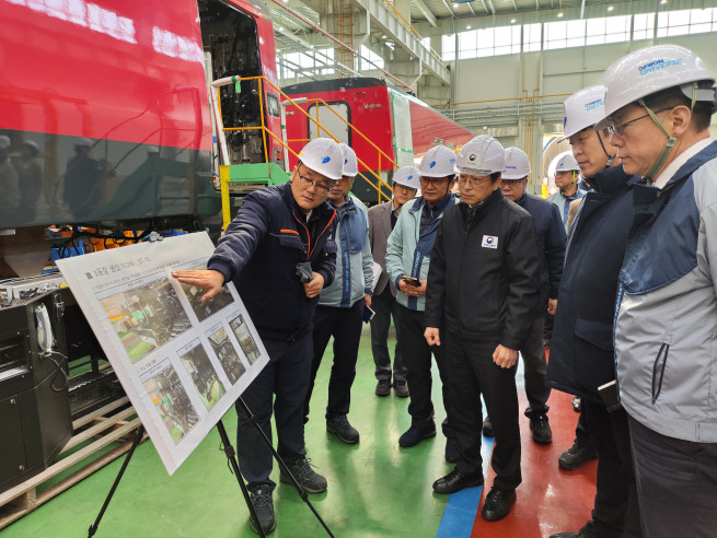 ▲홍지선 국토교통부 제2차관(앞줄 오른쪽에서 3번째)이 5일 전북 정읍 다원시스 공장을 방문해 차량 제작 현황을 살펴보고 있다. (사진제공=국토교통부)