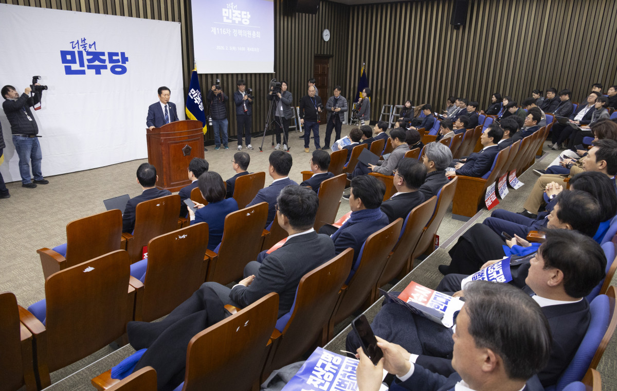 ▲정청래 더불어민주당 대표가 5일 국회에서 열린 정책 의원총회에서 합당과 관련한 발언하고 있다.  사진=연합뉴스