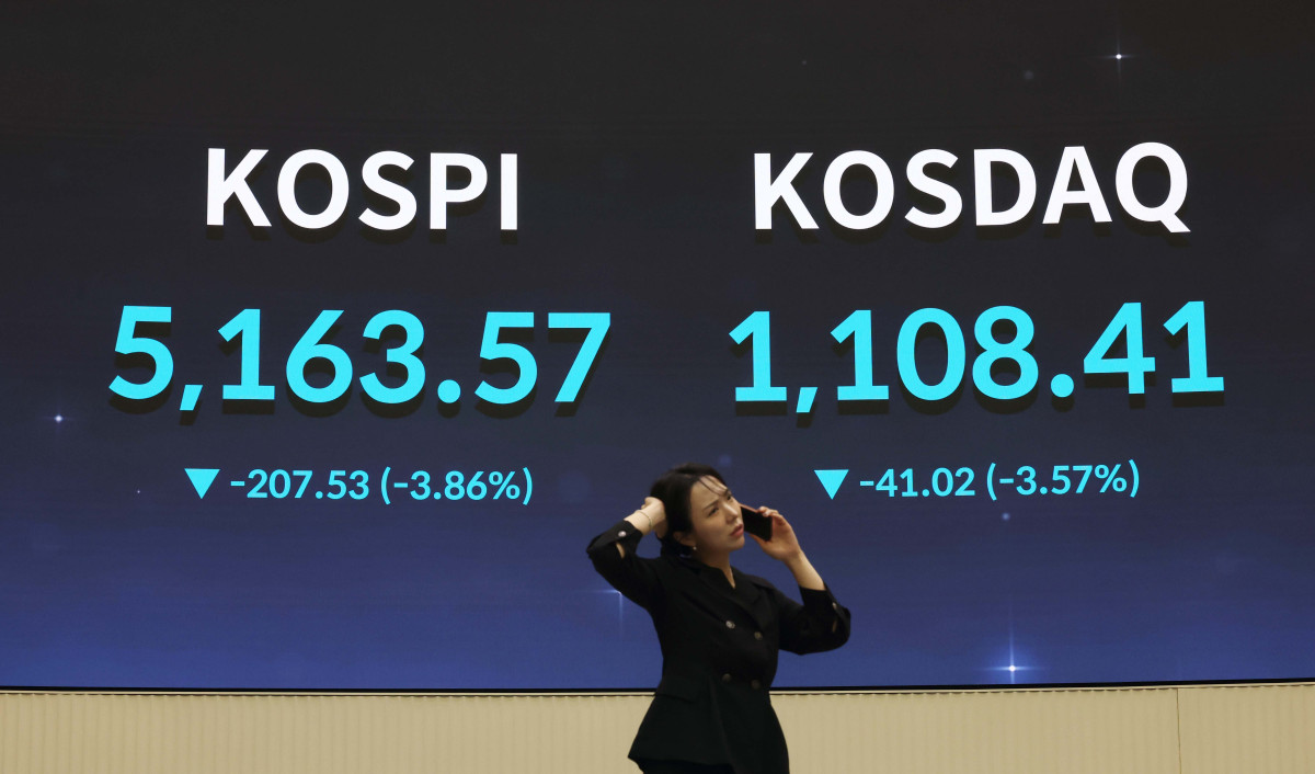 ▲미국 증시에서 반도체와 인공지능(AI) 관련주가 급락한 여파로 국내 증시도 큰 폭의 조정을 받았다. 코스피는 하루 만에 200포인트 넘게 밀리며 5100선으로 내려앉았고, 코스닥 역시 1100선에서 약세 흐름을 이어갔다. 5일 서울 여의도 한국거래소 전광판에 코스피 등 시황이 표시되고 있다. 이날 코스피는 전 거래일(5371.10) 대비 3.86%(207.53포인트) 하락한 5163.57로 거래를 마쳤다. 이날 코스닥도 전 거래일(1149.43)보다 3.57%(41.02포인트) 내린 1108.41로 장을 마감했다. 신태현 기자 holjjak@