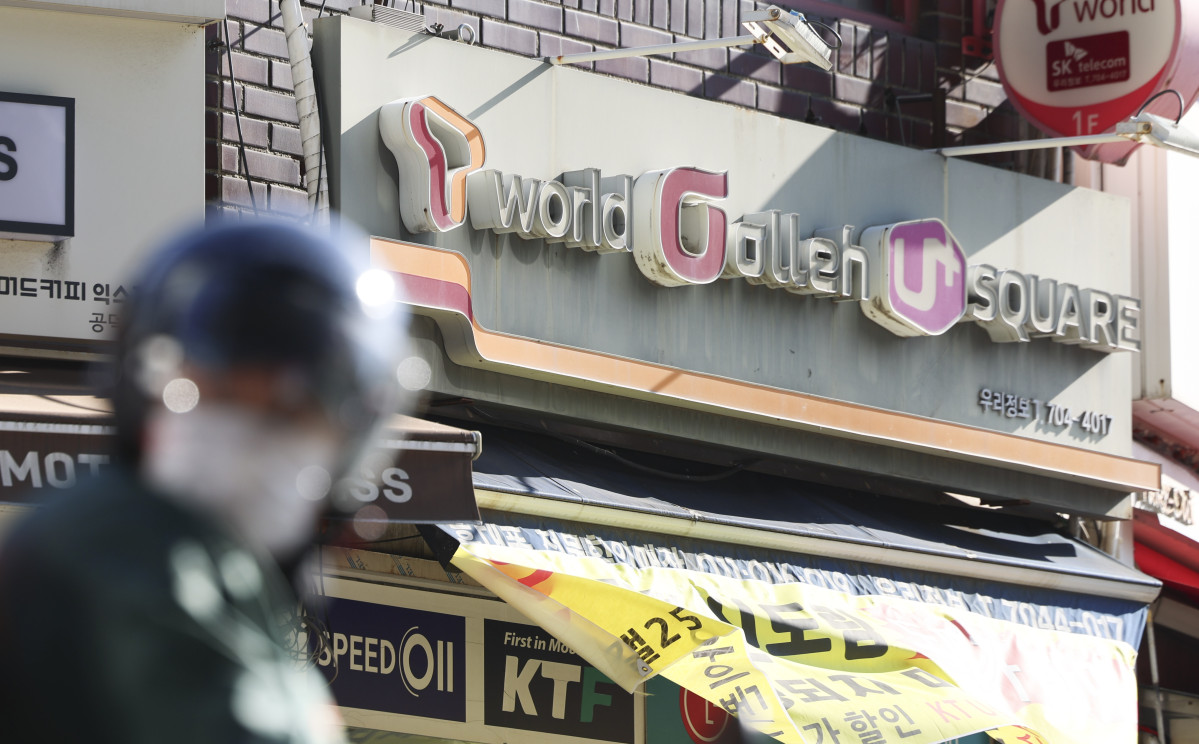 ▲SK텔레콤·KT·LG유플러스의 2025년 매출 합계가 전년에 비해 약 2조원 이상 증가한 60조원을 넘어설 전망인 가운데 11일 오후 서울 시내의 휴대전화 대리점에 이동동신사 3사 로고가 보이고 있다. (뉴시스)