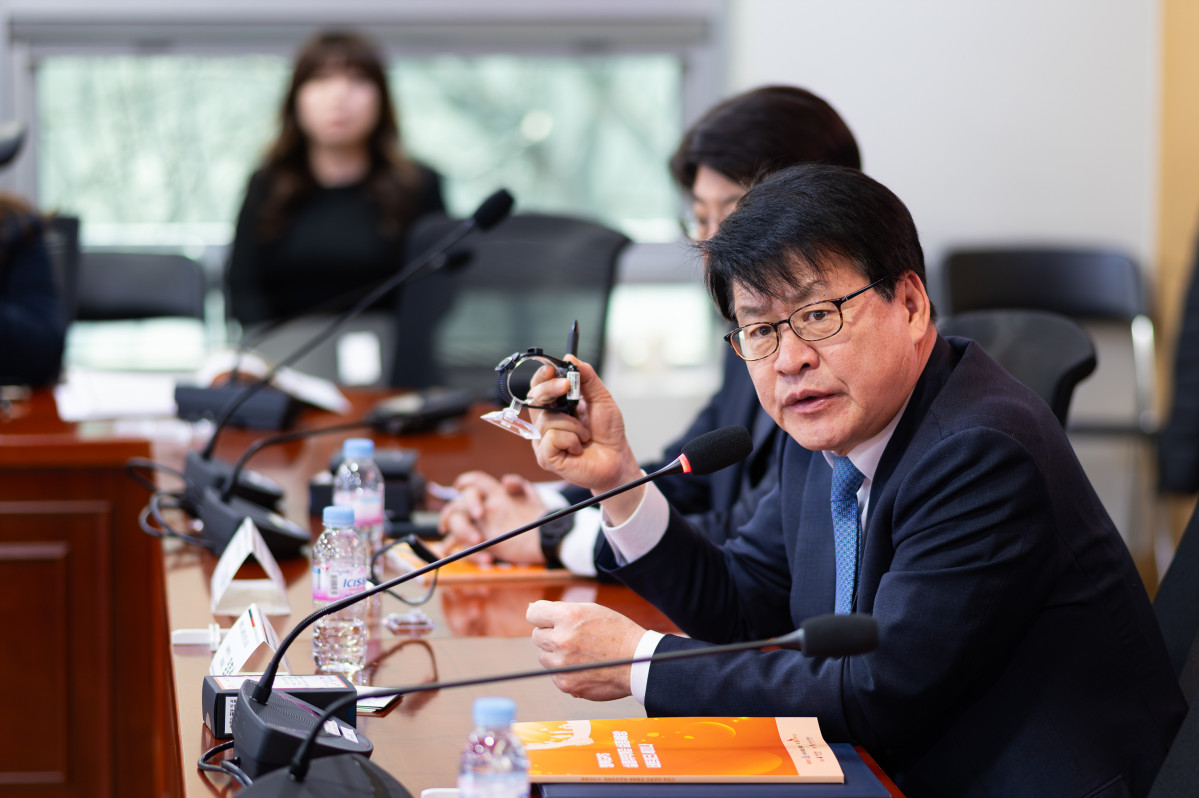 ▲임호선 더불어민주당 의원이 시계형 ‘행복GPS’ 배회감지기를 들어 보이며 실종예방 통합 모니터링 체계 구축 필요성과 실행 방법 등에 대해 질의하고 있다. (이준호 기자)