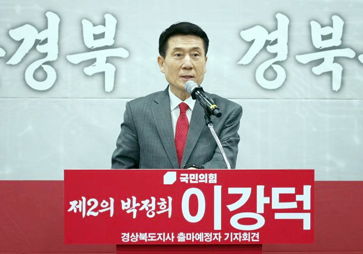 ▲이강덕 경북 포항시장이 2일 오는 6월 지방선거에서 경북도지사 선거에 출마할 뜻을 밝히는 기자회견을 하고 있다.  (연합뉴스)