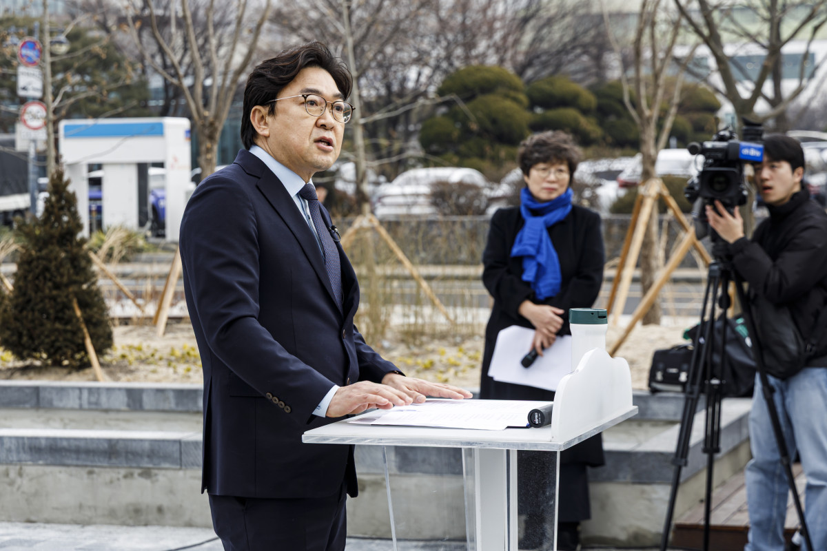 ▲권혁우 더불어민주당 경기기본사회위원회 부위원장이 5일 오전 수원시의회 정문 앞에서 차기 수원특례시장 선거 출마를 공식 선언하고 있다.  (권혁우  캠프)