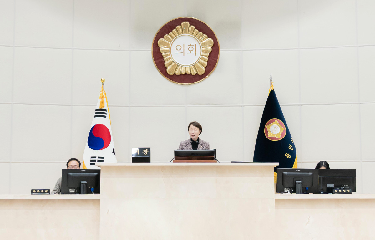 ▲유진선 용인특례시의회 의장이 5일 본회의장에서 제300회 임시회 개회를 선언하고 있다. 용인시의회는 1991년 개원 이래 35년 만에 역사적인 300회기를 맞았다. 이날 본회의에서는 반도체 국가산단 신속 추진 촉구, 수지구 복지시설 분리 건립, 수지중앙공원 조성 방향 등 굵직한 현안이 논의됐고 박인철 의원의 지방선거 불출마 선언이 이어졌다. (용인특례시의회)