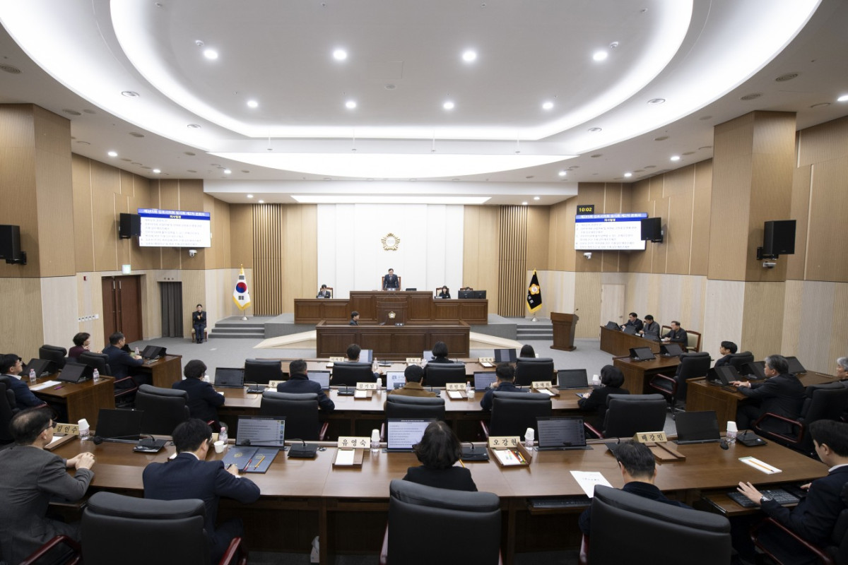 ▲김포시의회가 5일 제265회 임시회 제2차 본회의를 열고 있다. 이날 시의회는 시의원 14명이 공동 발의한 '서울지하철5호선 김포 연장사업 신속 예비타당성조사 통과 촉구 결의안'을 채택하고, 조례안 등 9건의 안건을 가결하며 9일간의 회기를 마무리했다. (김포시의회)