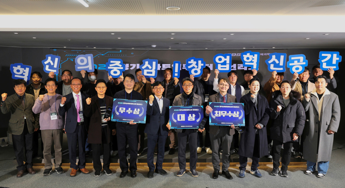 ▲'2026 경기스타트업부스터 결선리그' 수상 기업과 참가자들이 4일 경기창업혁신공간 북서부권(고양)에서 '혁신의 중심! 창업혁신공간' 문구를 들고 기념촬영을 하고 있다.  (경기도경제과학진흥원)