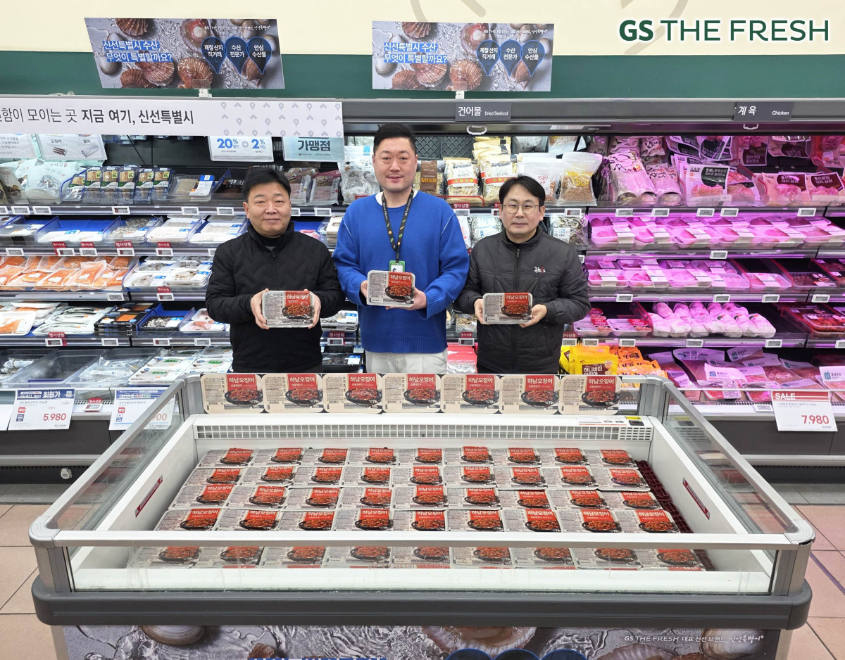 ▲GS더프레시에서 (가운데)김대현 GS리테일 수산MD와 (좌측)이수명 수협중앙회 팀장, (우측)김승민 에이치엔 대표가 '하남오징어' 상품을 들고 포즈를 취하고 있다. (사진제공=GS리테일)