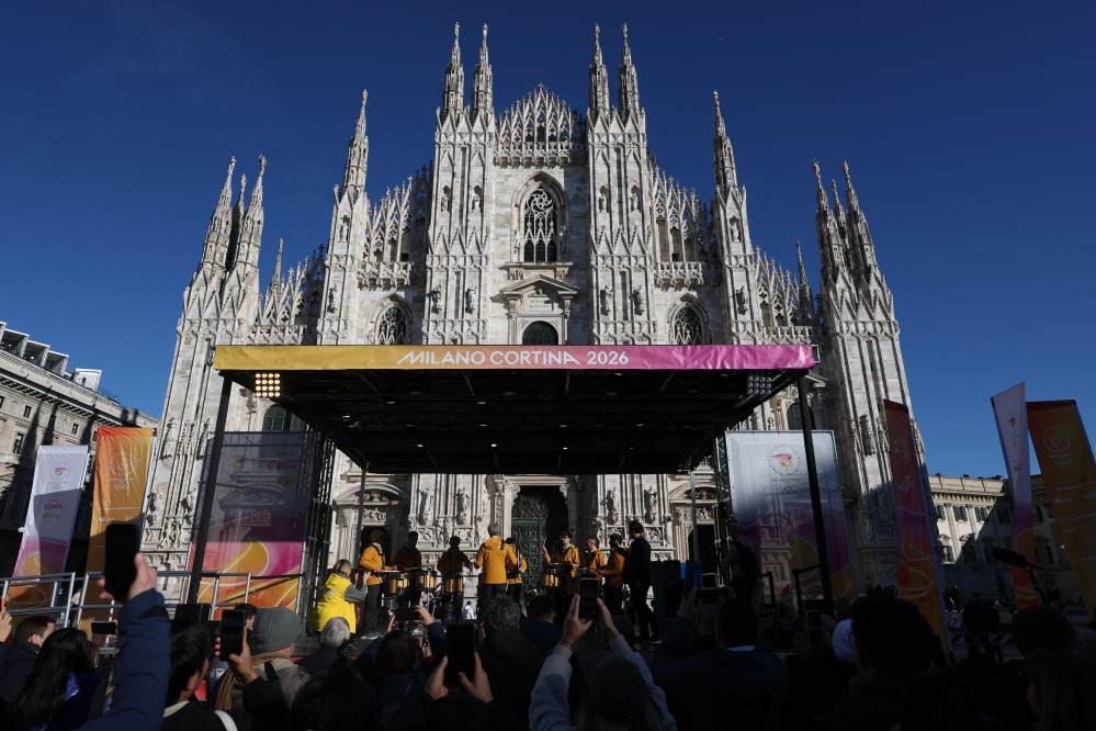 ▲2026 밀라노·코르티나담페초 동계올림픽 개막을 하루 앞둔 5일(현지시간) 이탈리아 밀라노 두오모 광장에서 공연이 펼쳐지고 있다.  (연합뉴스)