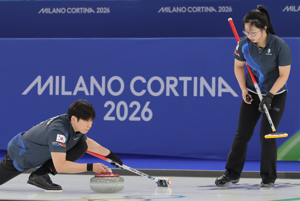 ▲컬링 믹스더블 국가대표 정영석이 5일(현지시간) 이탈리아 코르티나담페초 컬링 올림픽 스타디움에서 열린 밀라노·코르티나 동계올림픽 이탈리아와의 라운드로빈 경기에서 투구를 하고 있다.  (연합뉴스)