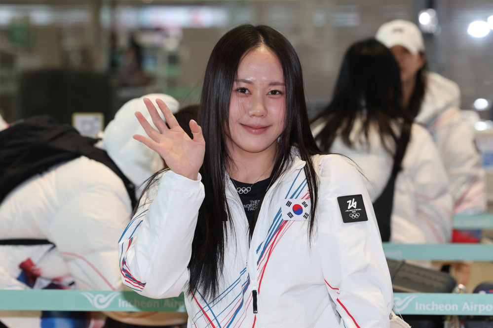 ▲2026 제25회 2026 밀라노·코르티나담페초 동계올림픽에 참가하는 스피드스케이팅 박지우가 30일 인천국제공항 제2여객터미널에서 출국 수속 대기 중 취재진을 향해 손을 흔들고 있다.  (연합뉴스)