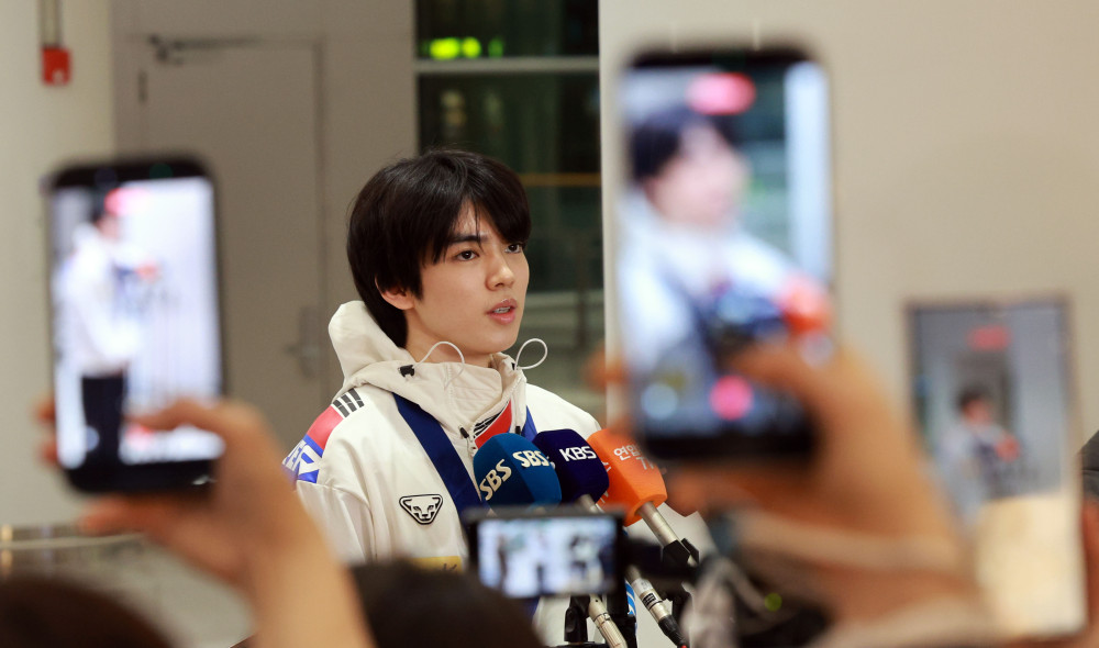 ▲ 중국 베이징에서 열린 4대륙선수권대회를 마친 피겨 스케이팅 대표팀 차준환이 26일 인천국제공항을 통해 귀국, 취재진 질문에 답하고 있다.  (연합뉴스)