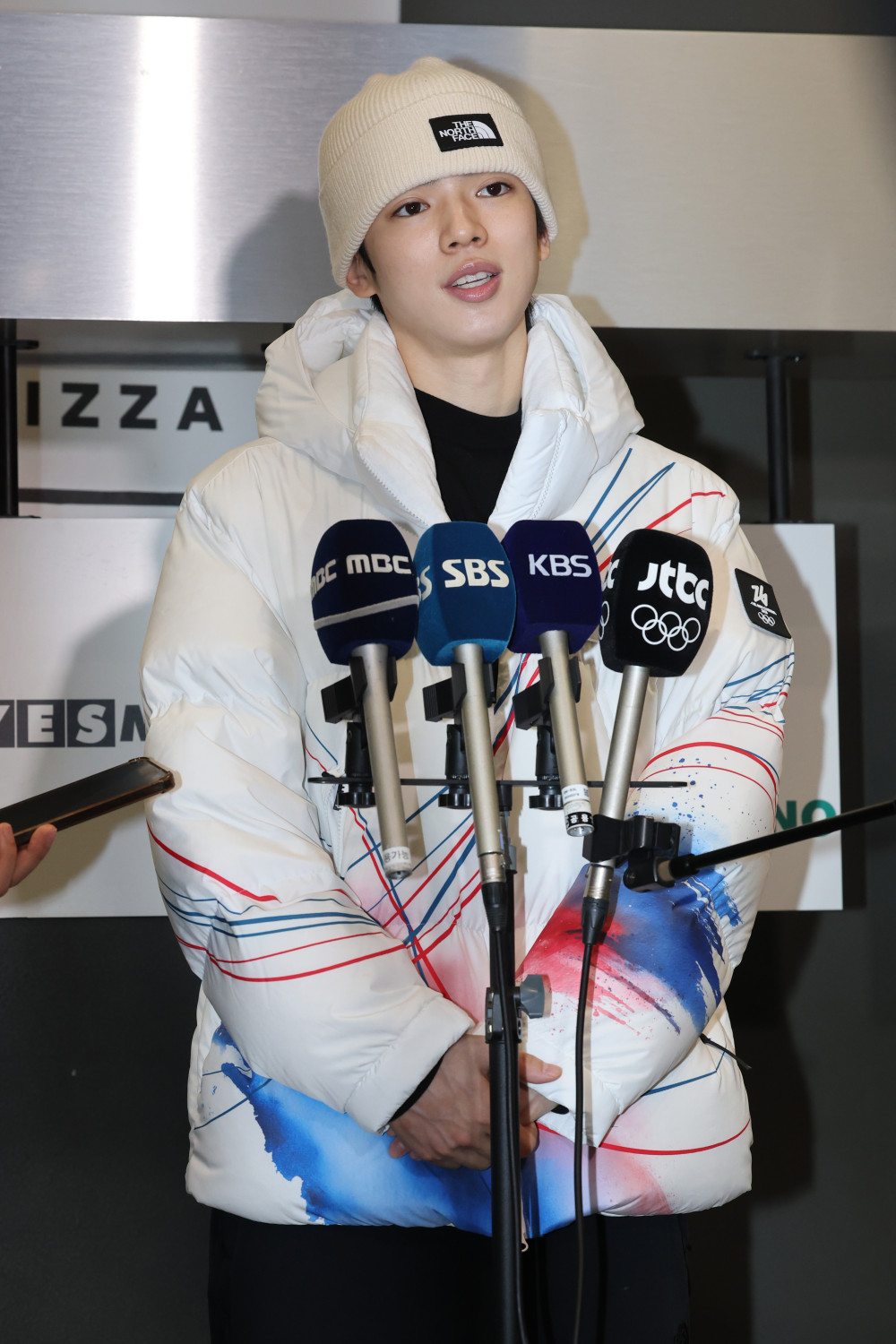 ▲2026 밀라노·코르티나담페초 동계올림픽에 출전하는 피겨스케이팅 차준환이 4일(현지시간) 이탈리아 밀라노 말펜사 국제공항으로 입국해 취재진과 인터뷰하고 있다. (연합뉴스)