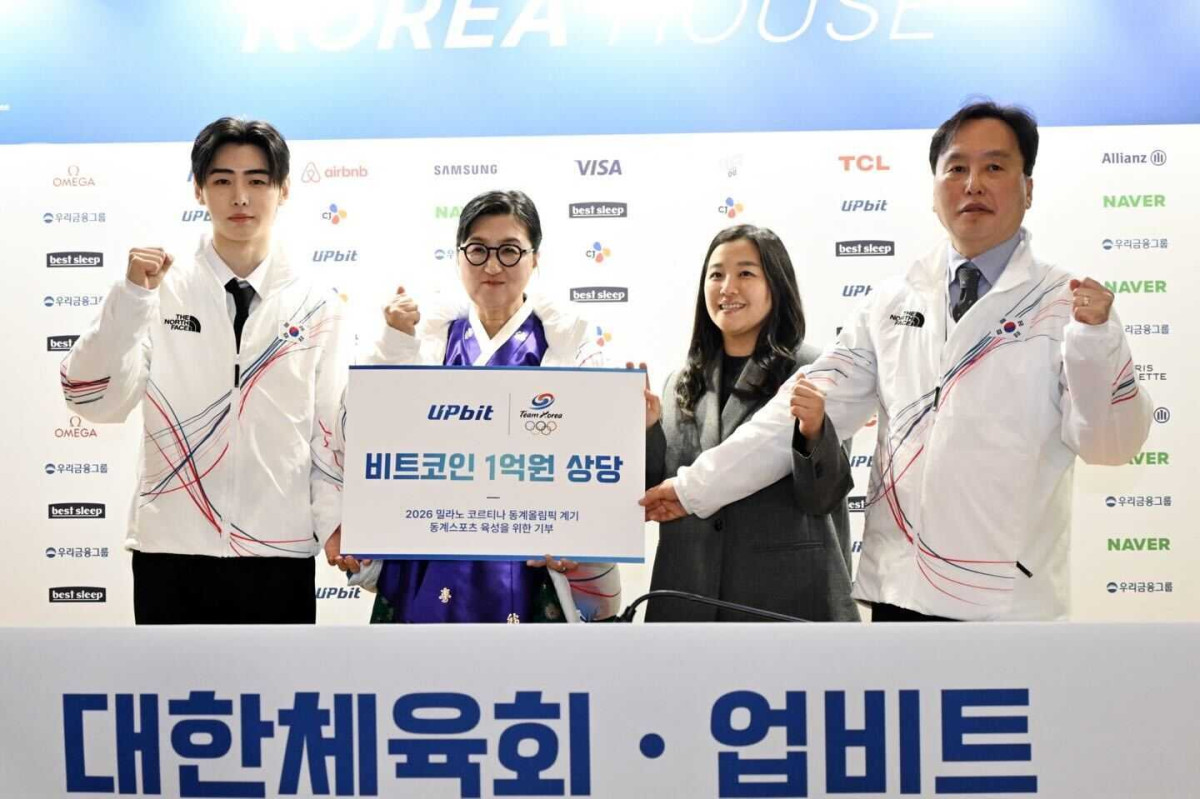 ▲5일 이탈리아 밀라노의 코리아하우스에서 업비트와 대한체육회의 기부금 전달식이 진행됐다. 좌측부터 엔하이픈 성훈 대한체육회 홍보대사, 노희영 대한체육회 마케팅위원장, 양지희 업비트 마케팅실장, 김영찬 대한체육회 국제본부장 (사진=두나무)