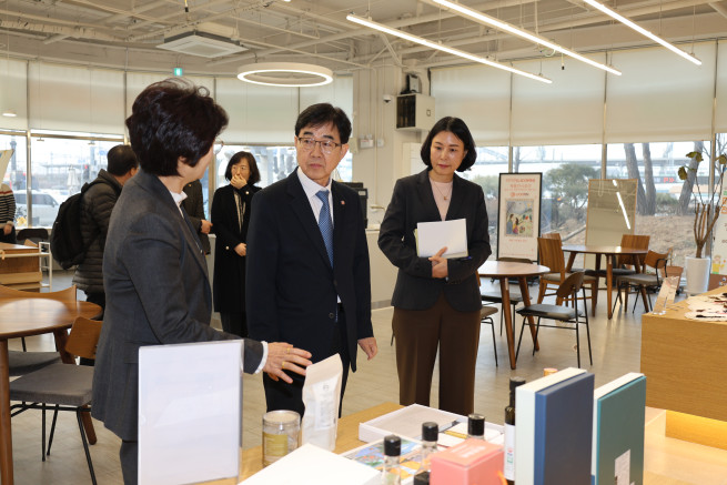 ▲인태연 소상공인시장진흥공단 이사장은 5일 충남 아산시에 위치한 라이콘타운과 공단의 천안·아산 센터에서 지역 창업 인프라 활용 현황과 센터 주요 업무 추진 상황을 점검했다. (사진제공=소상공인시장진흥공단)