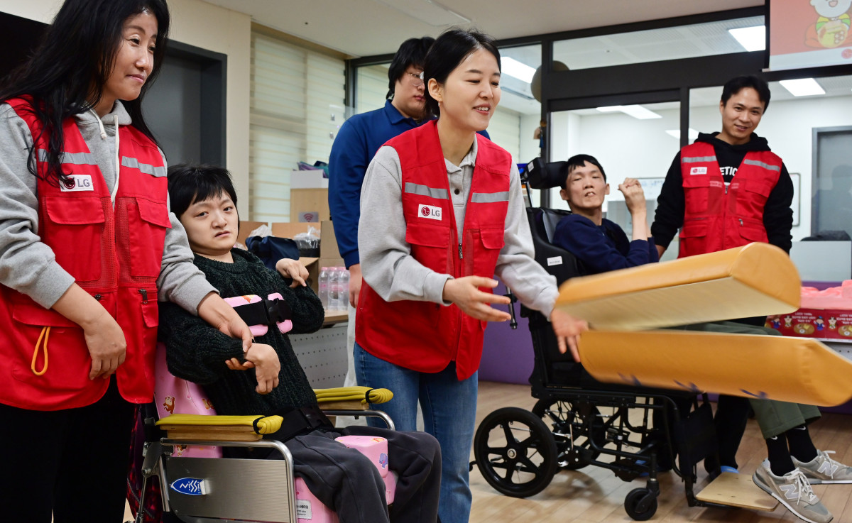▲'라이프스굿 봉사단' 인원들이 설 연휴를 앞둔 지난 5일 염리장애인주간보호센터를 찾아 이용 장애인들과 함께 윷놀이를 하며 즐거운 시간을 보냈다. (사진제공=LG전자)