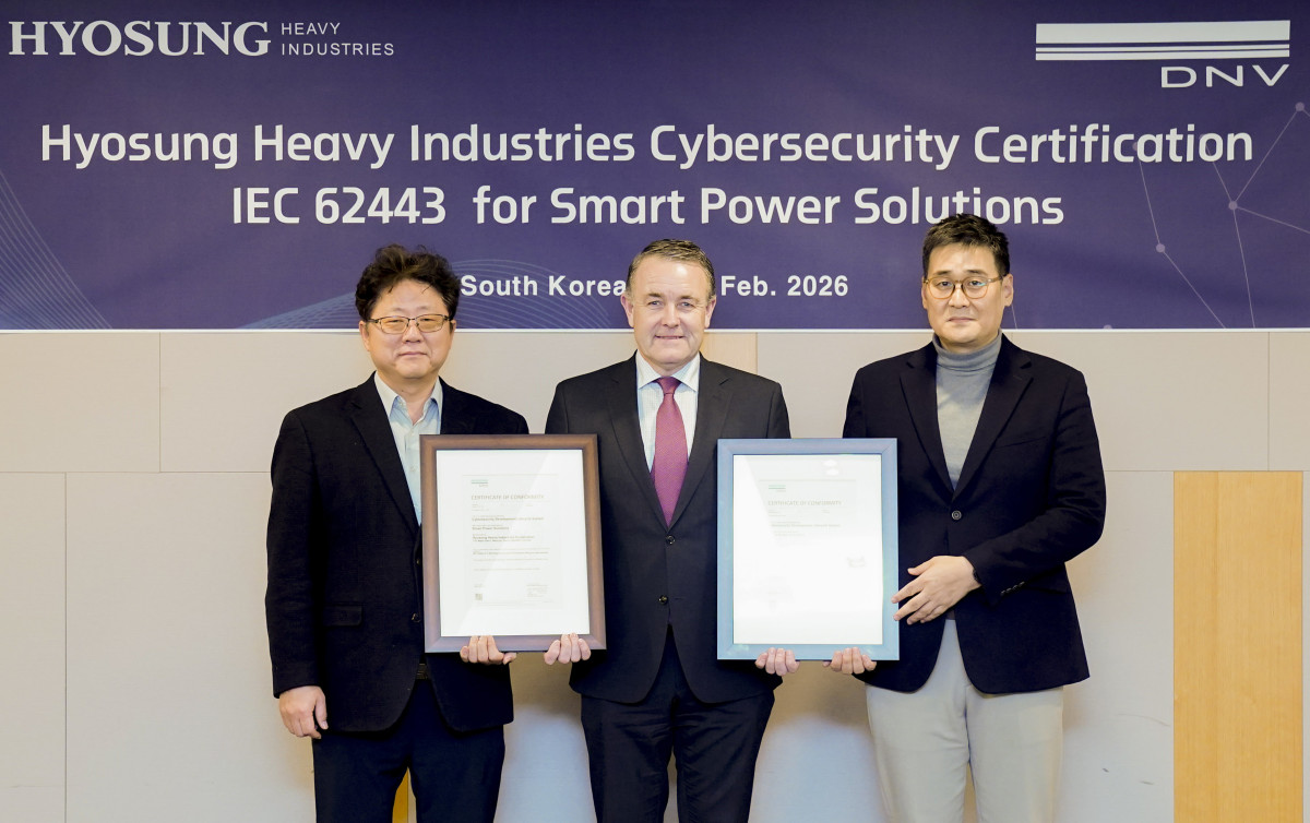 ▲효성중공업이 5일 산업 보안 국제표준 ‘IEC 62443-4-1’ 인증 획득을 기념하며 사진촬영을 하고 있다. (왼쪽부터) 한영성 효성중공업 연구소장, 클라스 마르티노스 벤드릭 DNV 디지털개발 최고책임자, 연규찬 효성중공업 그리드솔루션사업담당 전무. (사진= 효성중공업)