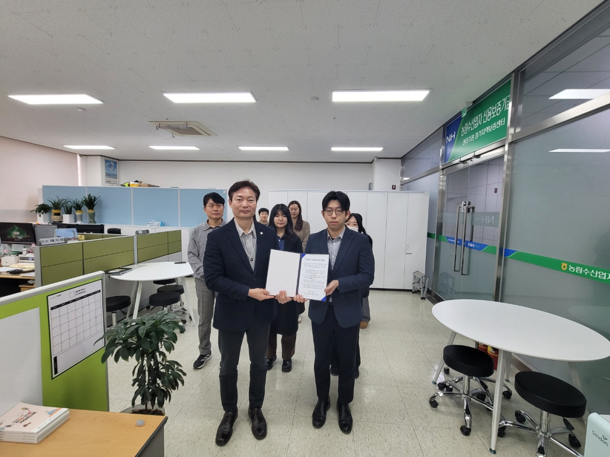 ▲한종학 농림수산업자신용보증기금 경기지역보증센터장(왼쪽)이 2월 5일 센터에서 열린 '신뢰회복 자정결의대회'에서 직원과 함께 결의문을 들어 보이고 있다. 이날 전 직원은 부패척결과 윤리경영 강화를 다짐하며 조직 쇄신에 총력을 기울이겠다고 선언했다. (경기농협)