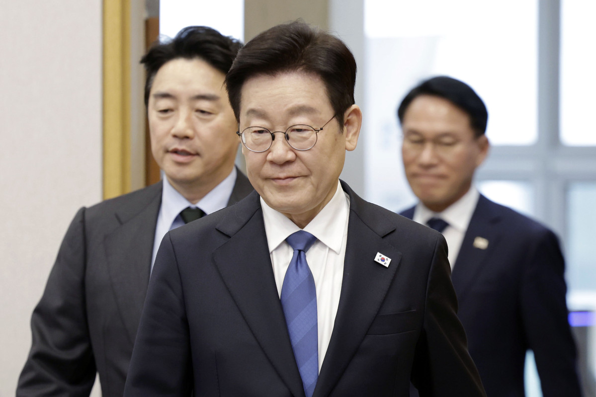 ▲이재명 대통령이 5일 청와대 여민관에서 열린 수석보좌관회의에 입장하고 있다. 왼쪽은 강훈식 비서실장. 사진=연합뉴스