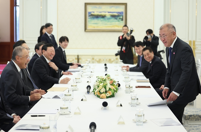 ▲정의선 현대차그룹 회장이 4일 청와대에서 열린 '청년 일자리와 지방투자 확대를 위한 기업간담회'에 참석해 자리에 앉고 있다. (연합뉴스)