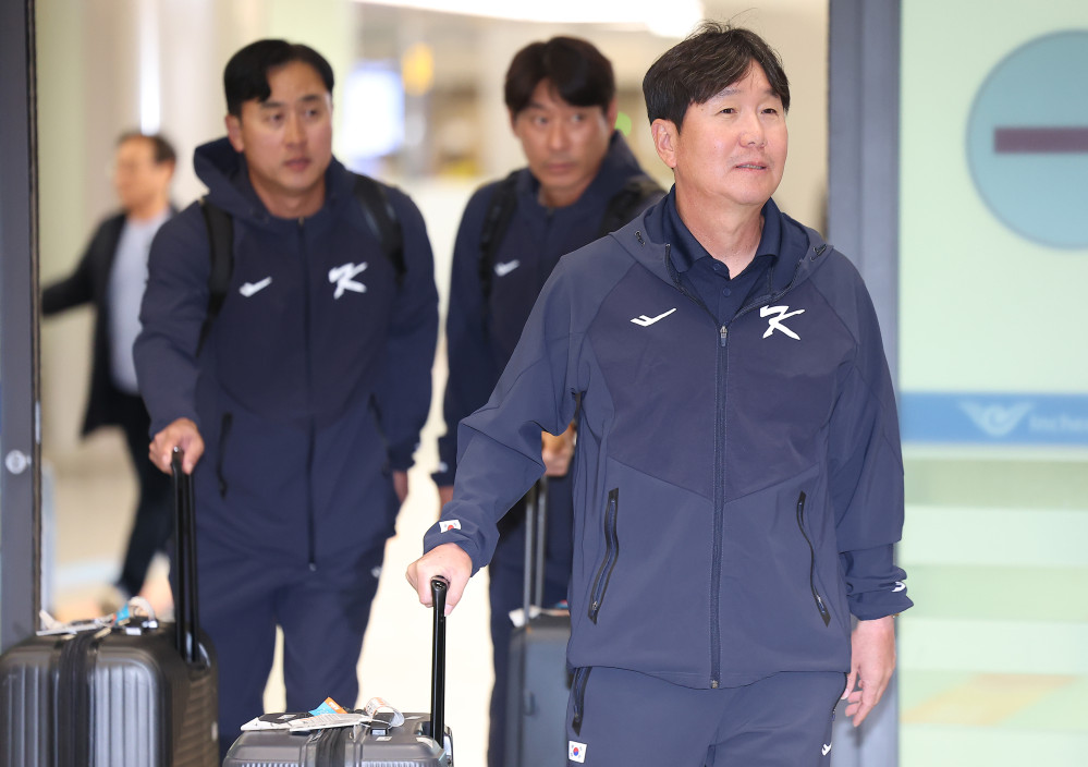 ▲ 월드베이스볼클래식(WBC) 1차 캠프를 마친 류지현 한국 야구대표팀 감독이 21일 인천국제공항 1터미널을 통해 귀국하고 있다. 2026 WBC 최종 명단 발표…한국계 외인 누구? (연합뉴스)