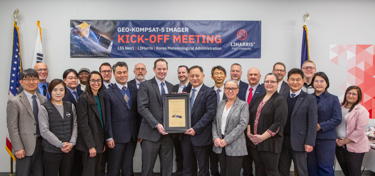 ▲ LIG넥스원이 4일 L3해리스와 미국 포트웨인 현지에서 기상탑재체 개발 착수회의를 했다. 사진은 LIG넥스원 최종진 부사장(가운데 오른쪽), L3해리스 폴 월로셱 부사장(가운데 왼쪽) 등 착수회의에 참석한 주요 인사들이 기념사진 촬영을 하고 있다.  (사진= LIG넥스원)