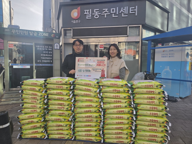 ▲주성씨앤에어는 최근 필동주민센터에 지역 내 취약계층을 위한 쌀 130포를 기부하며 나눔을 실천했다. <왼쪽부터 김정상 주성씨앤에어 대표,  필동주민센터 관계자> (사진제공 = 주성씨앤에어)