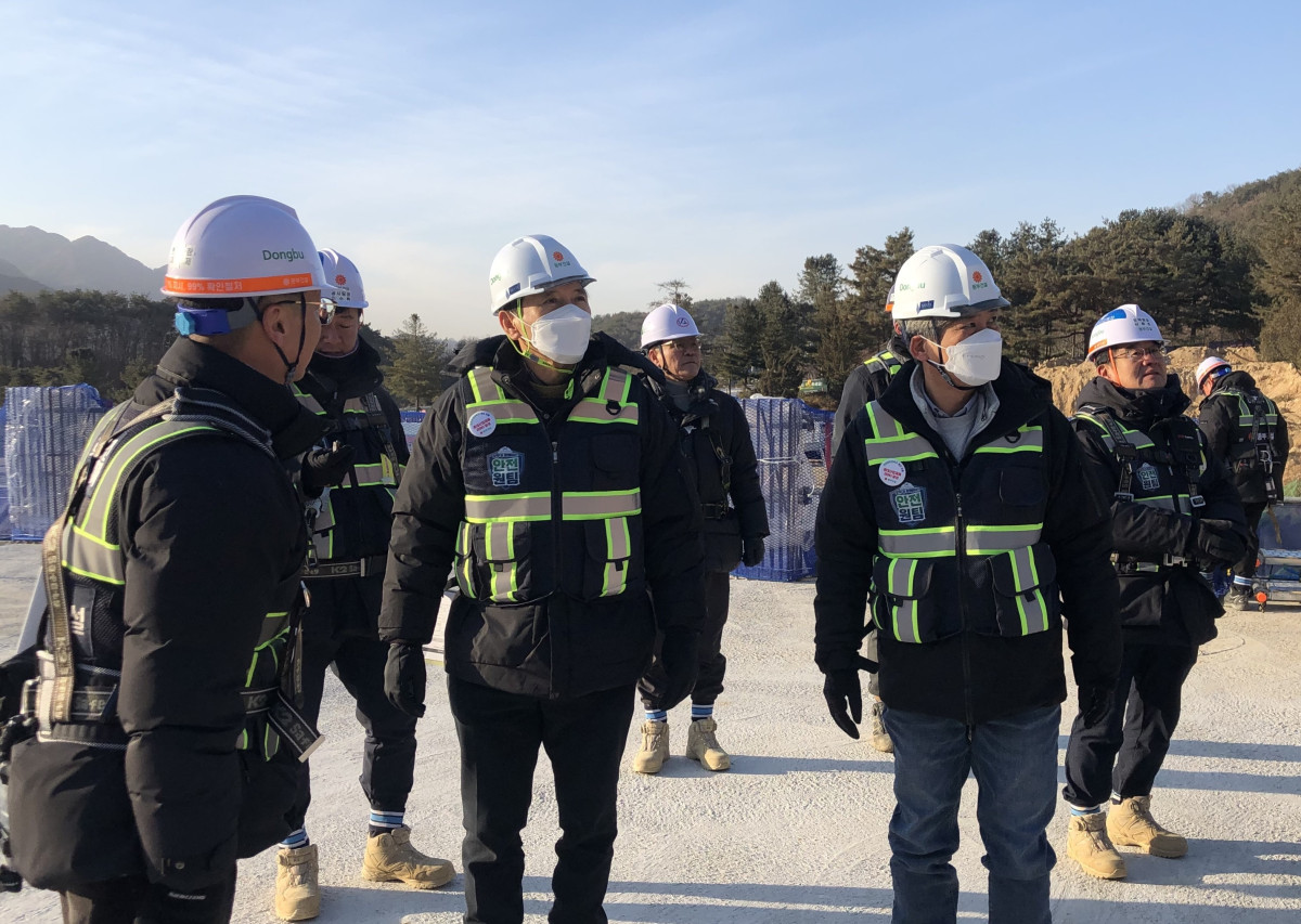 ▲동부건설이 설 연휴를 앞두고 전국 모든 현장을 대상으로 ‘안전점검의 날’ 행사를 잔행했다. 윤진오 동부건설 대표이사 (좌측 세번째). (사진제공=동부건설)