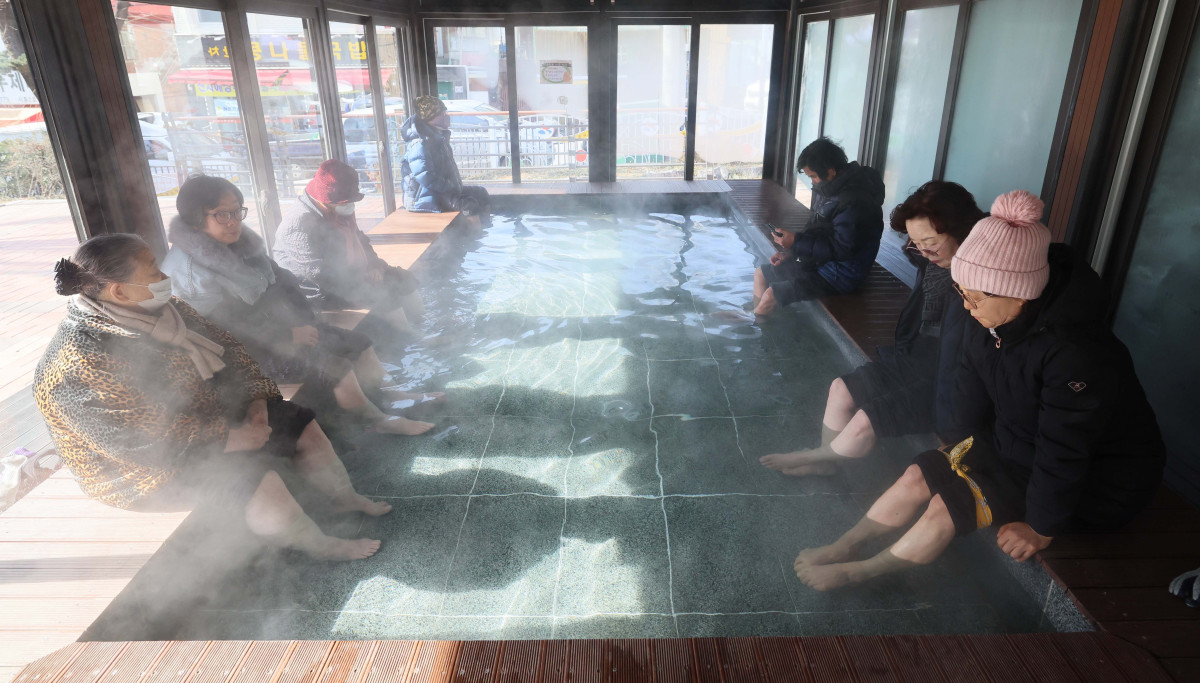 ▲기온이 큰 폭으로 떨어지면서 서울을 비롯한 중부 곳곳에 한파주의보가 내린 6일 경기 시흥시 소래어린이공원족욕장에서 시민들이 족욕을 하며 추위를 녹이고 있다. 신태현 기자 holjjak@