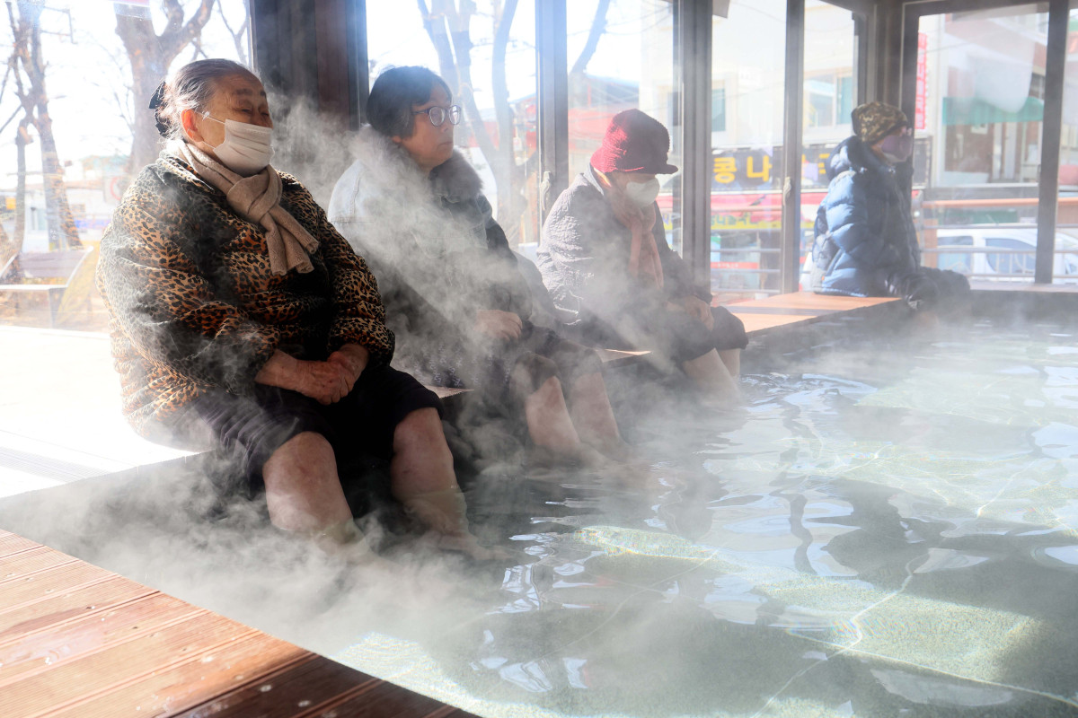 ▲기온이 큰 폭으로 떨어지면서 서울을 비롯한 중부 곳곳에 한파주의보가 내린 6일 경기 시흥시 소래어린이공원족욕장에서 시민들이 족욕을 하며 추위를 녹이고 있다. 신태현 기자 holjjak@