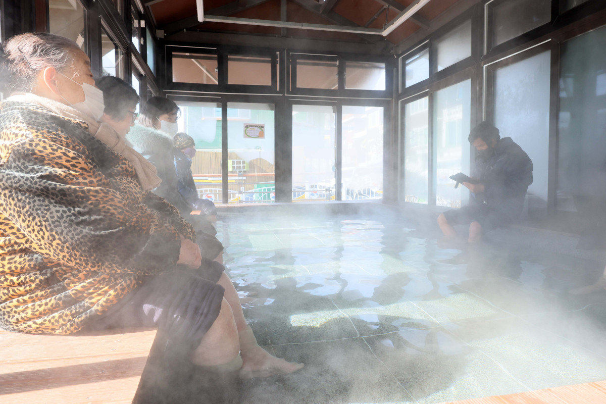 ▲기온이 큰 폭으로 떨어지면서 서울을 비롯한 중부 곳곳에 한파주의보가 내린 6일 경기 시흥시 소래어린이공원족욕장에서 시민들이 족욕을 하며 추위를 녹이고 있다. 신태현 기자 holjjak@