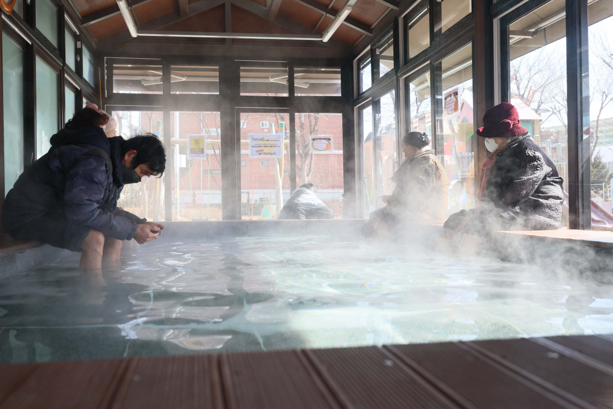 ▲기온이 큰 폭으로 떨어지면서 서울을 비롯한 중부 곳곳에 한파주의보가 내린 6일 경기 시흥시 소래어린이공원족욕장에서 시민들이 족욕을 하며 추위를 녹이고 있다. 신태현 기자 holjjak@