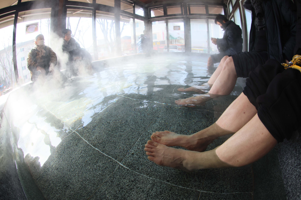 ▲기온이 큰 폭으로 떨어지면서 서울을 비롯한 중부 곳곳에 한파주의보가 내린 6일 경기 시흥시 소래어린이공원족욕장에서 시민들이 족욕을 하며 추위를 녹이고 있다. 신태현 기자 holjjak@