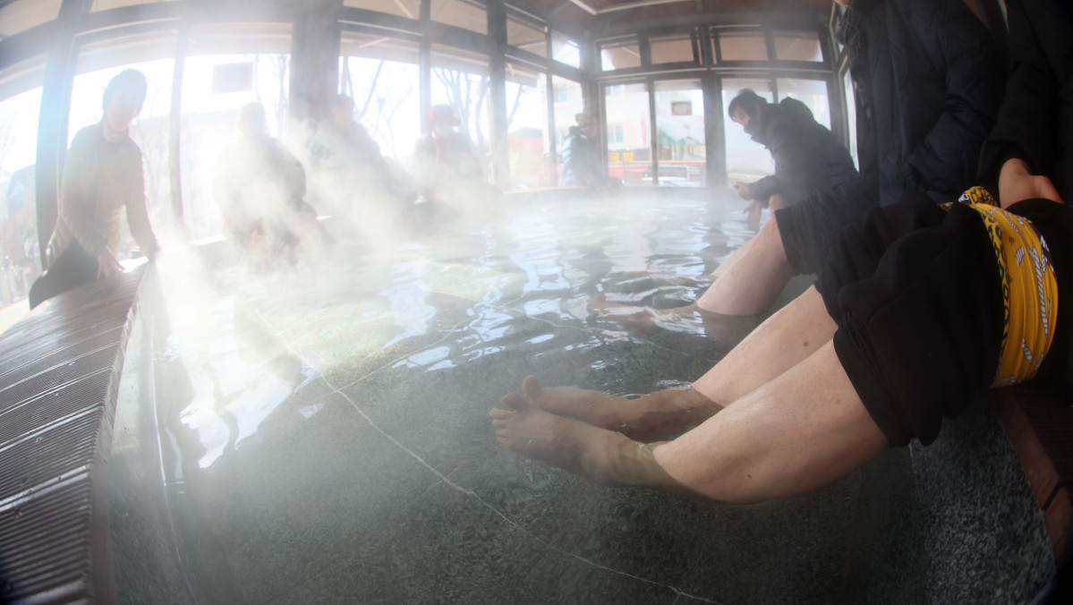 ▲기온이 큰 폭으로 떨어지면서 서울을 비롯한 중부 곳곳에 한파주의보가 내린 6일 경기 시흥시 소래어린이공원족욕장에서 시민들이 족욕을 하며 추위를 녹이고 있다. 신태현 기자 holjjak@