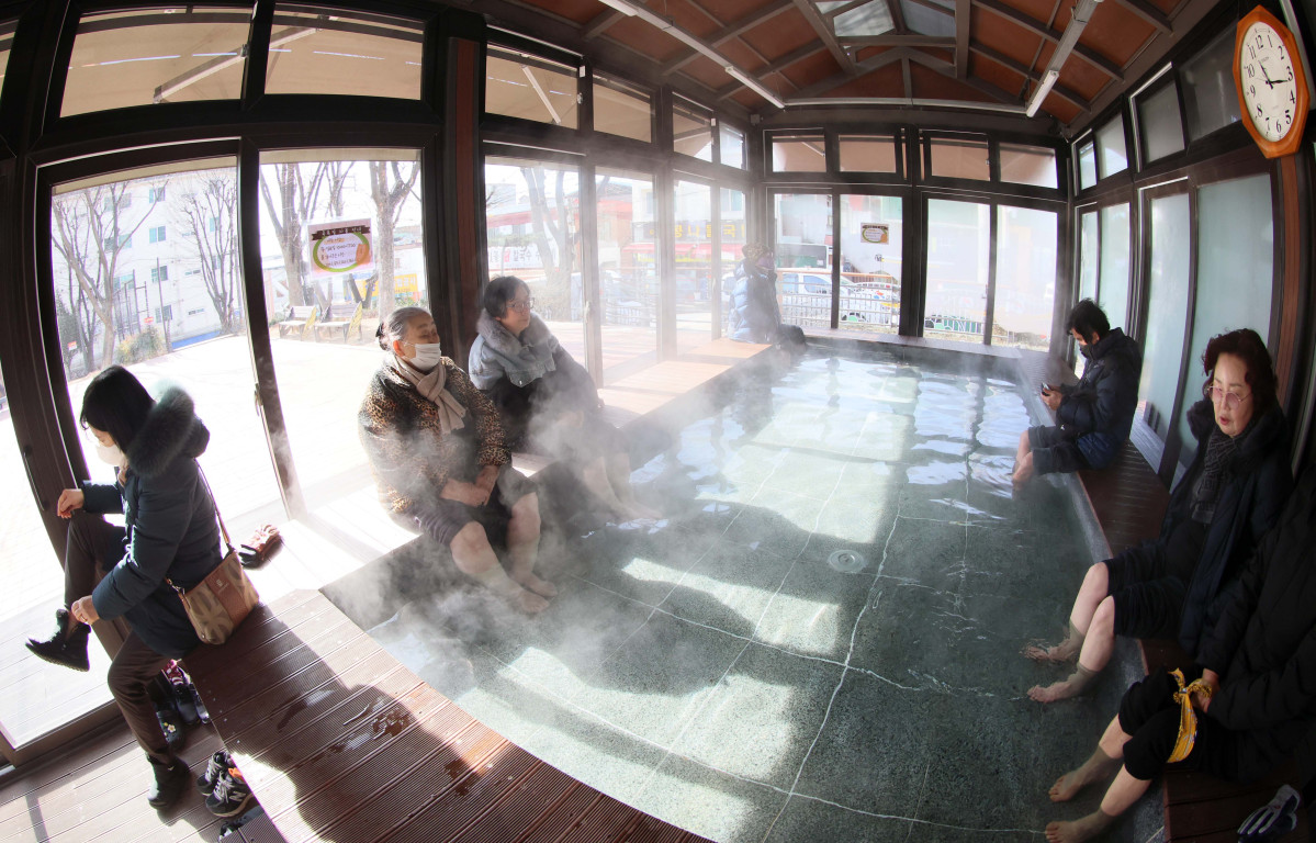 ▲기온이 큰 폭으로 떨어지면서 서울을 비롯한 중부 곳곳에 한파주의보가 내린 6일 경기 시흥시 소래어린이공원족욕장에서 시민들이 족욕을 하며 추위를 녹이고 있다. 신태현 기자 holjjak@