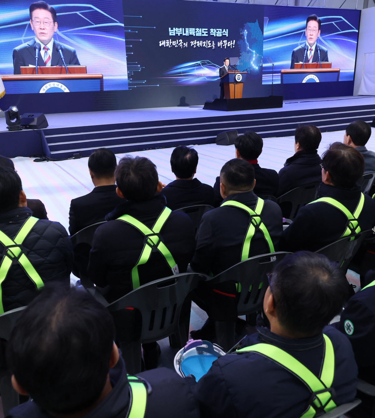 ▲이재명 대통령이 6일 경남 거제시 견내량 인근에서 열린 남부내륙철도 착공식에서 기념사를 하고 있다. 사진=연합뉴스