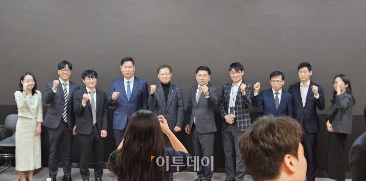 ▲6일 서울 여의도 유진투자증권 본사에서 열린 '주식 토큰화 오픈 세미나'에 참여자들이 기념 촬영을 하고 있다. (박정호 기자 godot@)