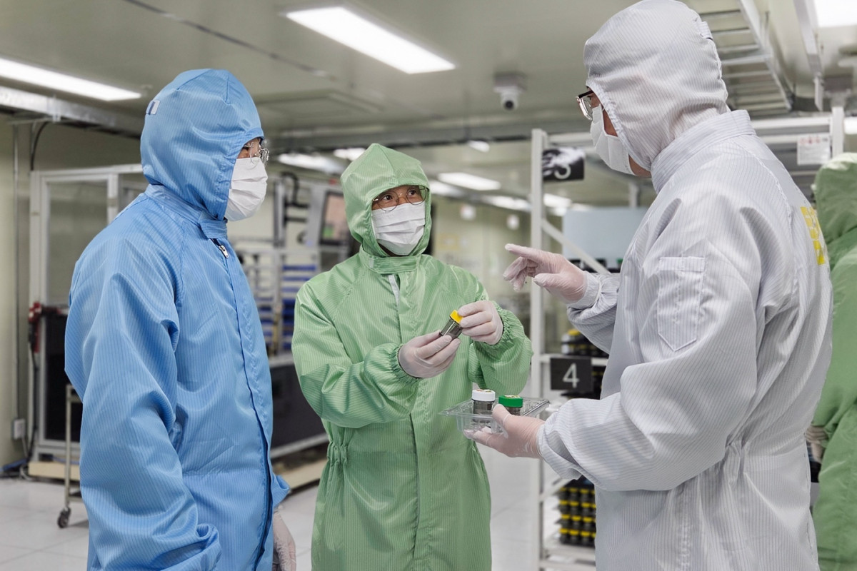 ▲황기연 수출입은행장(가운데)이 4일 울산에 있는 덕산하이메탈을 방문해 김태수 대표(왼쪽)와 대화를 나누고 있다. (사진제공=수출입은행)