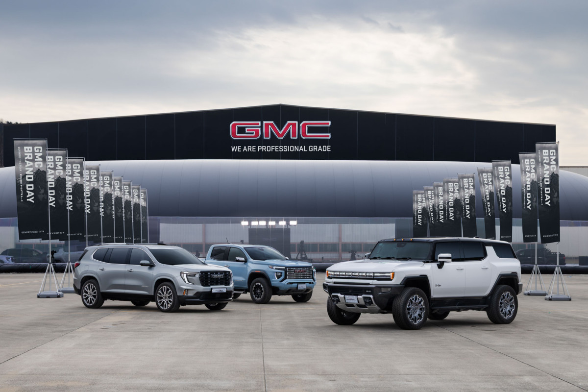 ▲브랜드 데이에서 공개된 허머 EV(오른쪽) 등 GMC 신차 3종. (사진=GM한국사업장)