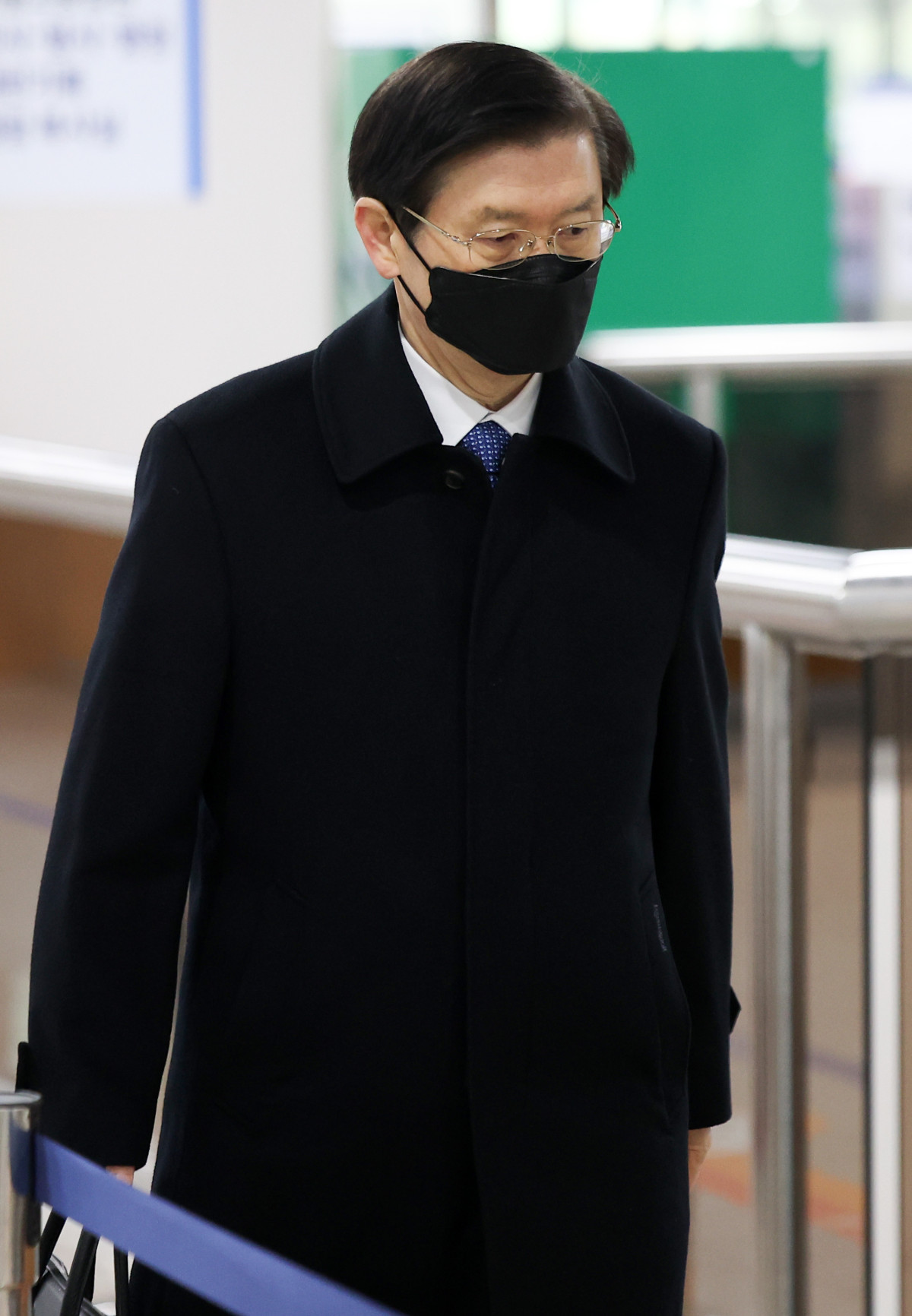 ▲ 박종준 전 대통령경호처장이 6일 서울 서초구 서울중앙지법에서 열린 '비화폰 삭제·내란 증거인멸' 혐의 1차 공판에 출석하고 있다.  (뉴시스)