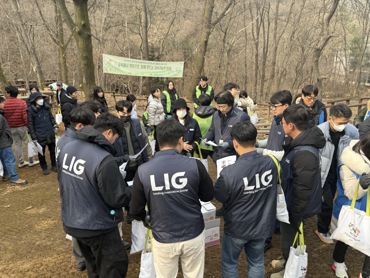 ▲LIG넥스원 임직원이 지난 2일 성남시가 주관하는 ‘겨울철 야생동물 먹이주기’ 행사에 참여한 모습. (LIG넥스원)