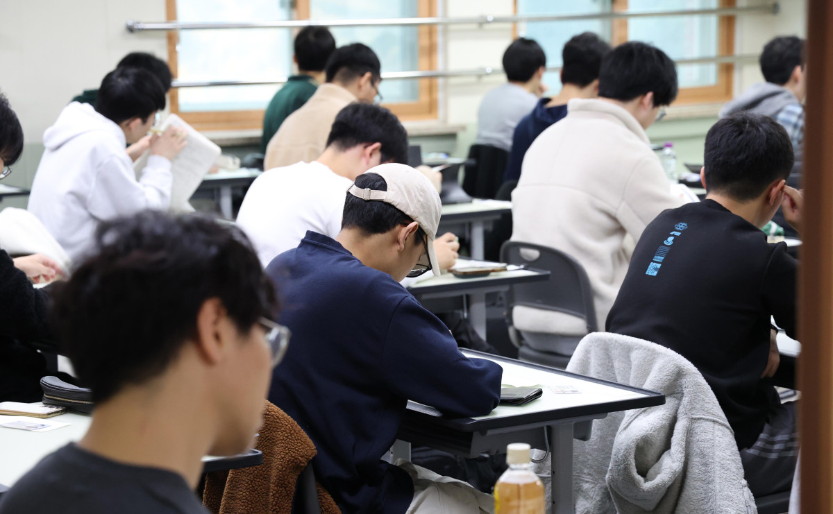 ▲ 2026학년도 대학수학능력시험일인 13일 오전 경기도교육청 제30지구 제17시험장인 수원시 영통구 효원고등학교에서 수험생들이 시험 준비를 하고 있다. (뉴시스)