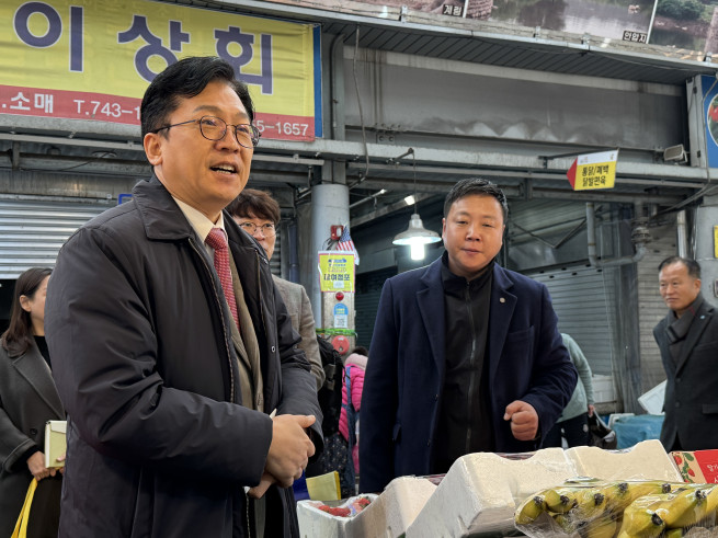 ▲이병권 중소벤처기업부 제2차관이 6일 경북 경주 성동시장을 방문해 문화관광형 전통시장 추진현황을 점검하고 있다. (사진출처=중소벤처기업부)