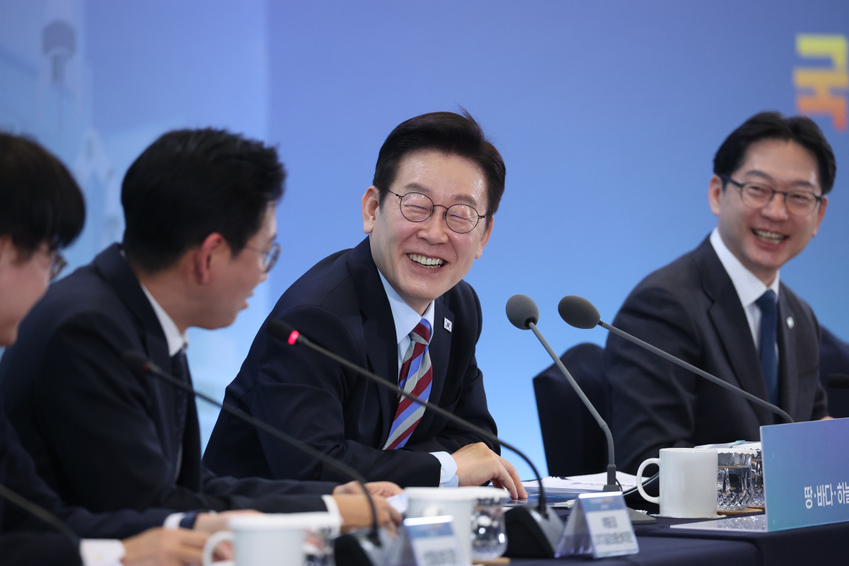 ▲이재명 대통령이 6일 창원 성산구 창원컨벤션센터에서 '경남의 마음을 듣다' 타운홀미팅 간담회에서 배경훈 부총리 겸 과기부 장관의 발언에 웃고 있다. 사진=연합뉴스