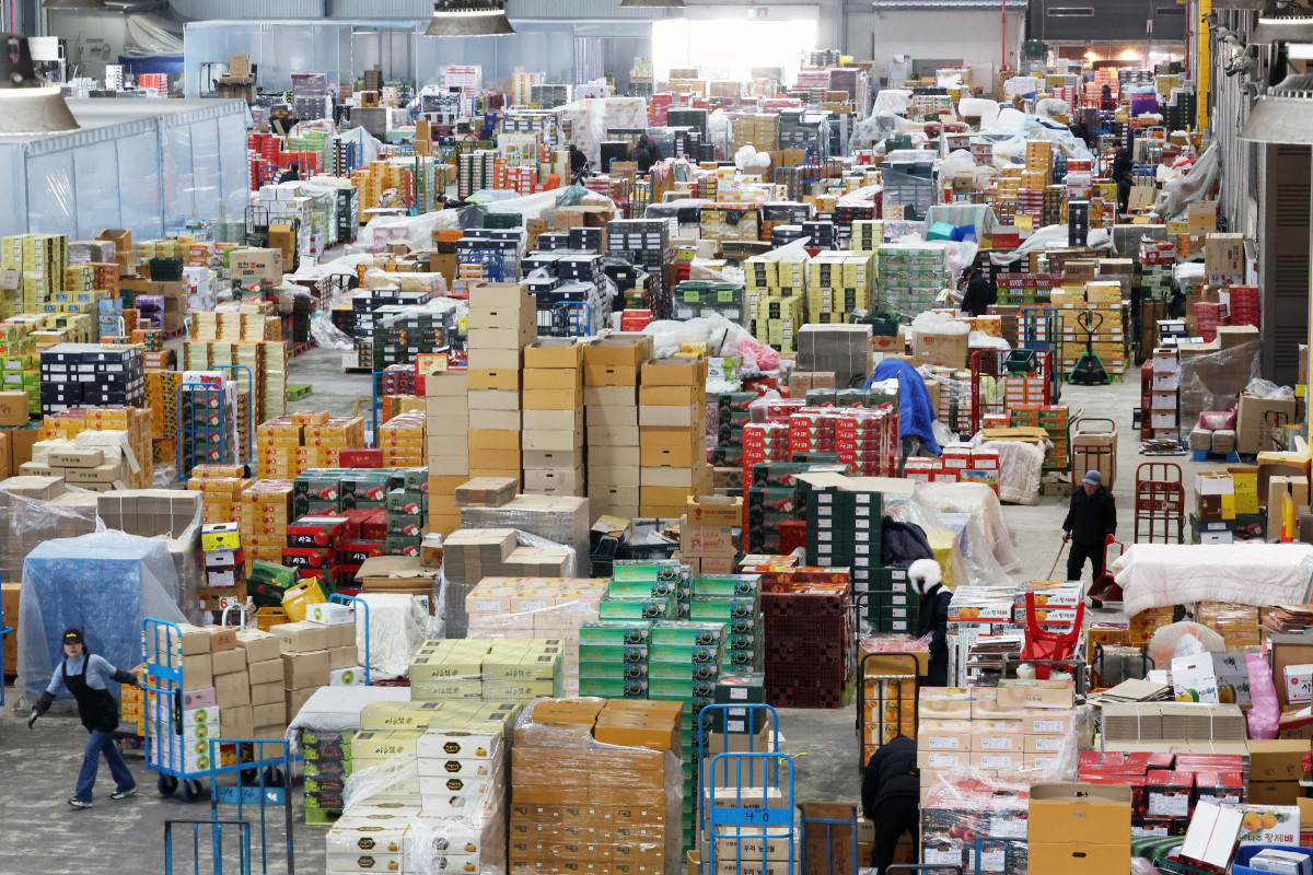 ▲설 연휴을 앞둔 6일 인천 남동구 남촌농산물도매시장에 과일 상자가 가득 쌓여있다. 신태현 기자 holjjak@