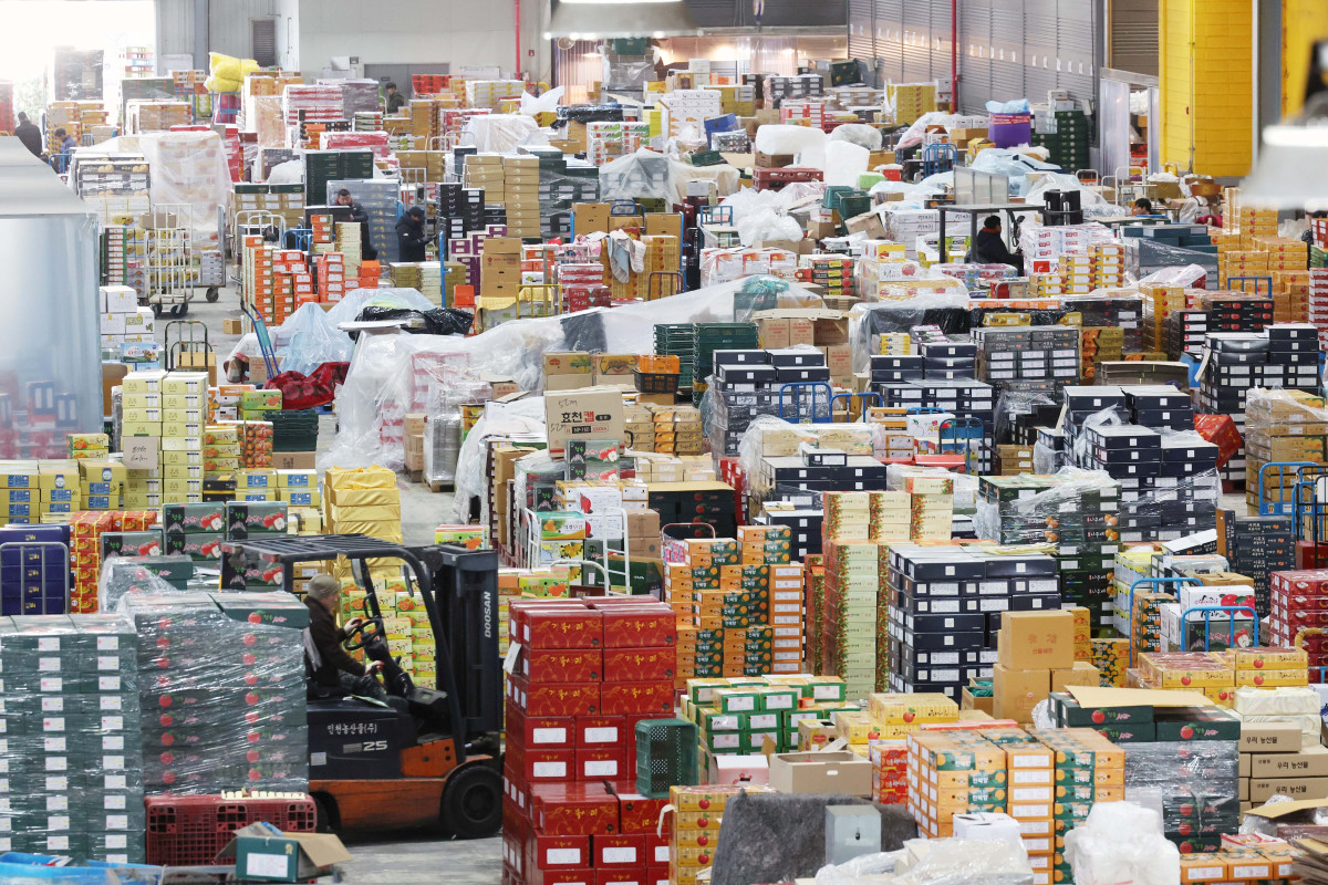 ▲설 연휴을 앞둔 6일 인천 남동구 남촌농산물도매시장에 과일 상자가 가득 쌓여있다. 신태현 기자 holjjak@