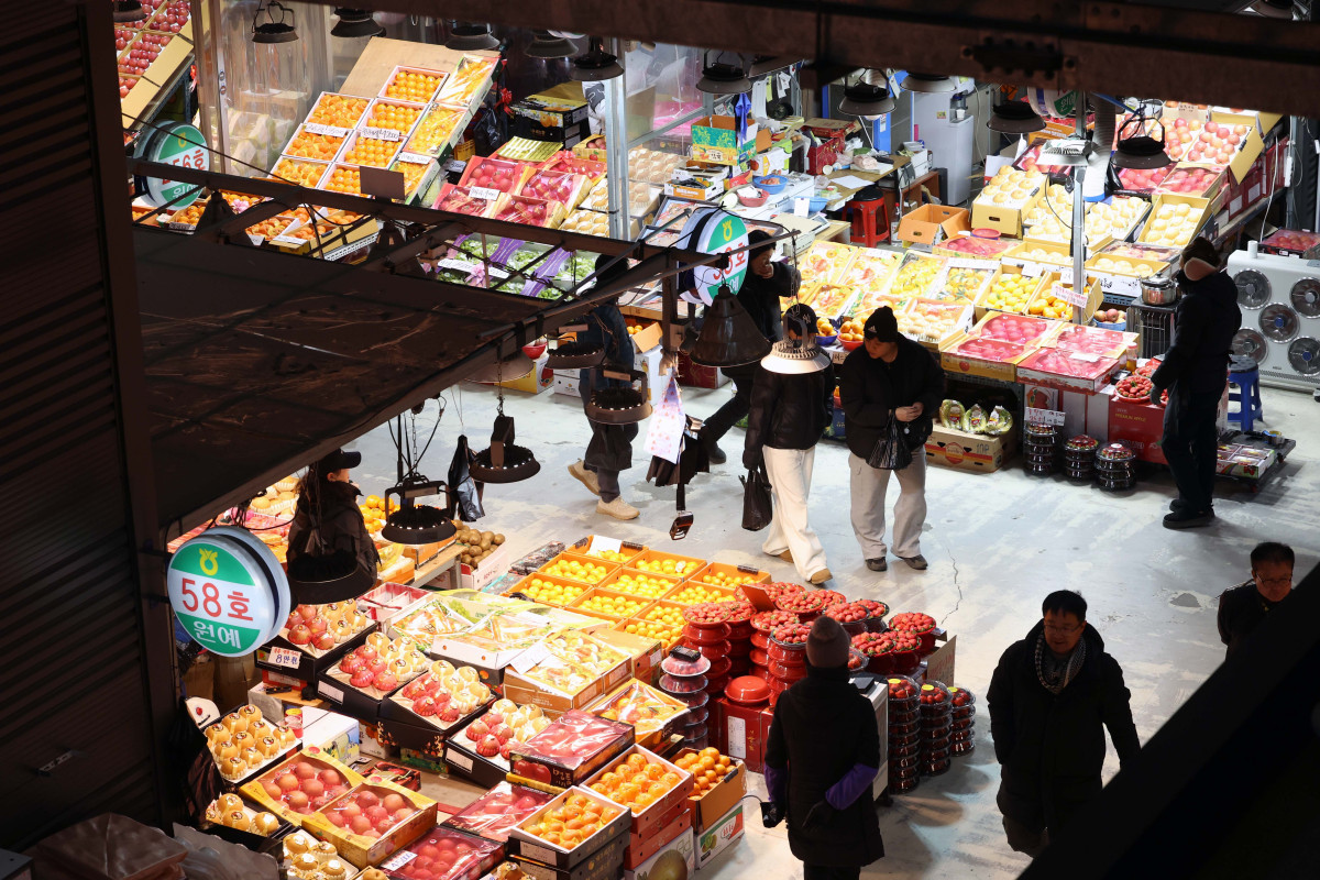 ▲설 연휴을 앞둔 6일 인천 남동구 남촌농산물도매시장이 명절을 앞두고 방문한 시민들로 활기를 띠고 있다. 신태현 기자 holjjak@